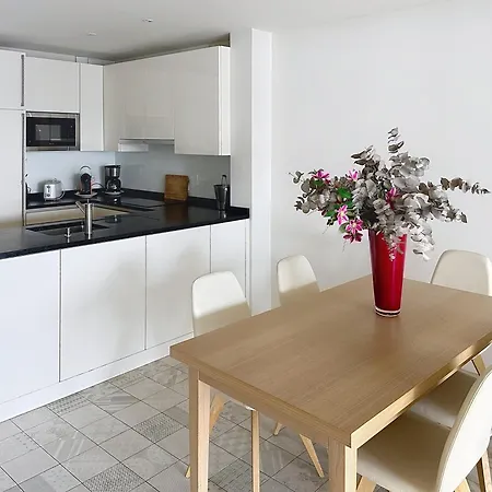 Cozy 2-bedroom With Terrace, Sea View And Parking In