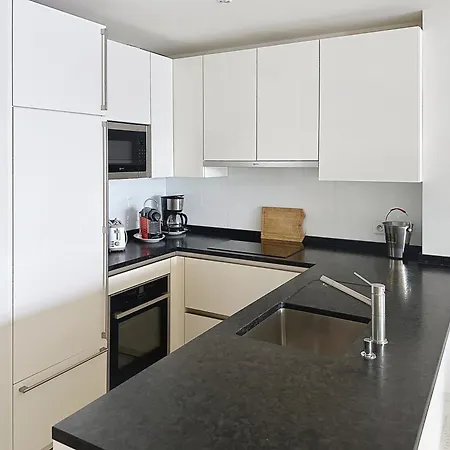 Cozy 2-bedroom With Terrace, Sea View And Parking In דירה
