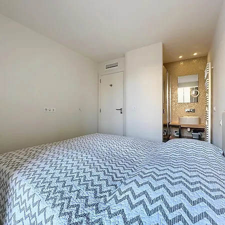 Cozy 2-bedroom With Terrace, Sea View And Parking In קאן