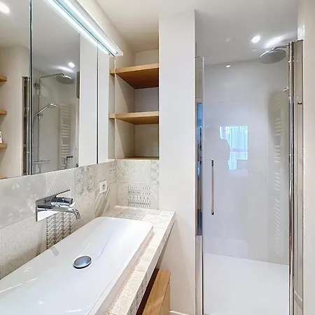 Cozy 2-bedroom With Terrace, Sea View And Parking In דירה